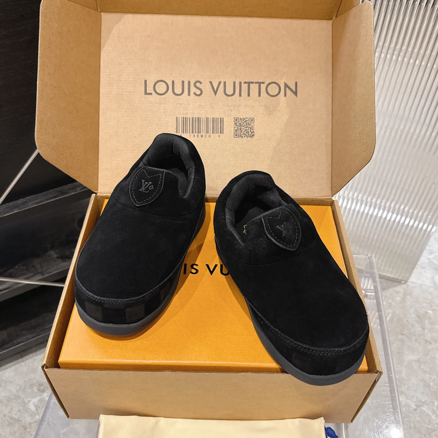 [L Family] P: 740💰 Couple model, size: women 35-41 (customized at 41 for women), 39-46 for men (customized at 45.46) The 2025 iteration of this Time Out sneaker, couple model, LV co-branded nigo, donkey brand, Louis Vuitton, ugly, cute😍Many Internet celebrities have shown off their feet, a classic and versatile item. Fabric: Imported high mercerized cow suede. Lining: high-grade elastic mesh, outsole: original molded outsole, palm print rubber outsole with hidden L letter and Monongram flower.